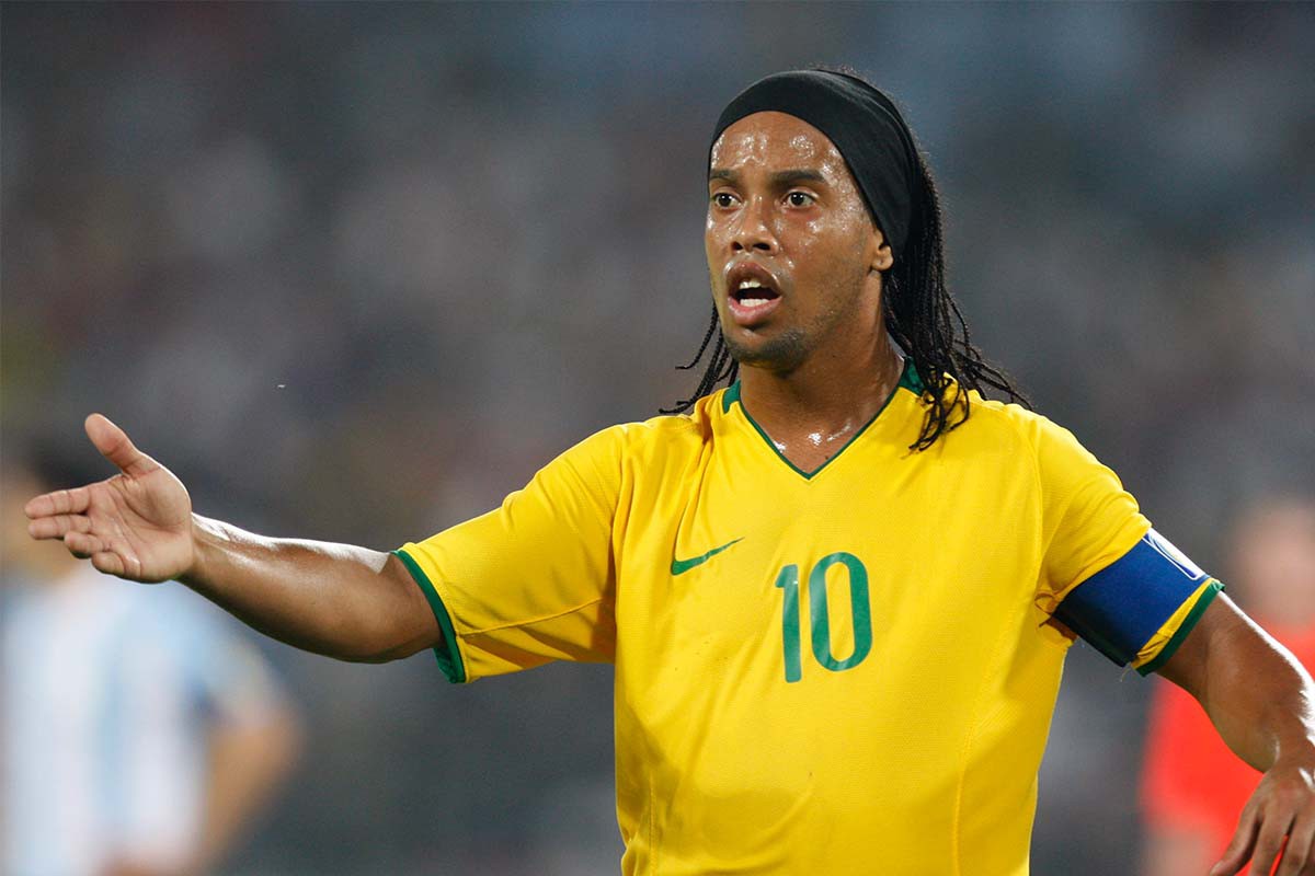 Ronaldinho đối mặt với án tù 10 năm vì nghi ngờ "rửa tiền"