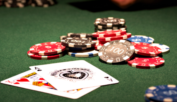 Chơi poker như thế nào? Hãy thử thách bản thân với trò chơi độc đáo này tại Việt Nam.