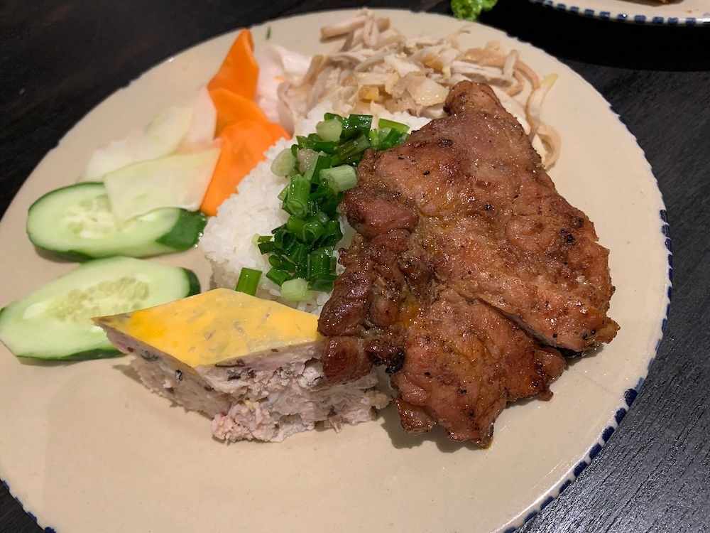 Cơm dẻo thơm ăn kèm với sườn non và xúc xích đậm đà kiểu Sài Gòn (Ảnh: sưu tầm từ internet)