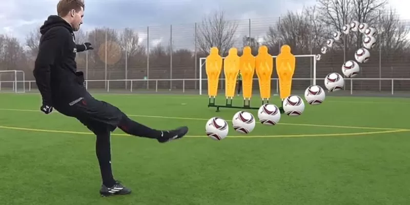 Sử dụng má trong đá Chia sẻ cách sút bóng xoáy như cầu thủ chuyên nghiệp