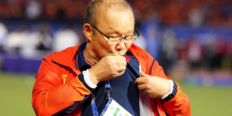 HLV Park chỉ đạo cầu thủ trên sân tập với sự nghiêm khắc và tận tâm