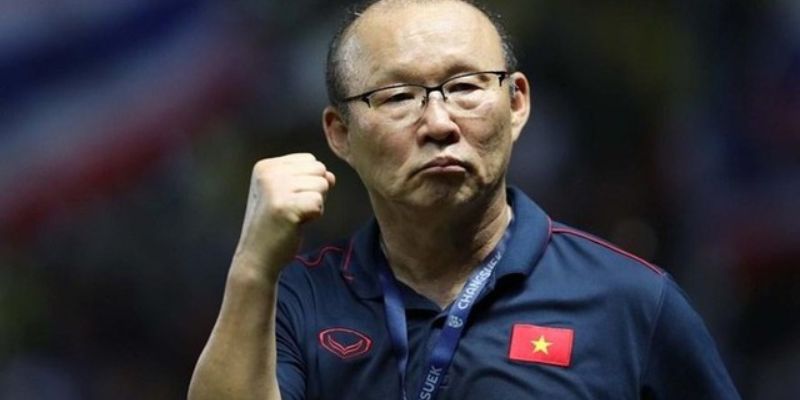 Các cầu thủ Việt Nam ăn mừng sau một pha phản công thành bàn kinh điển