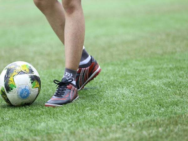 Tạt bóng là gì trong bóng đá? Một số lưu ý khi tạt bóng